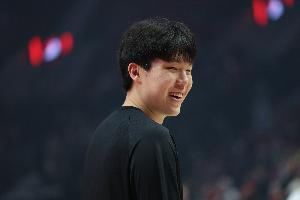 网友要刘维伟帮忙抱抱杨瀚森 刘维伟：抱过了 我们要相信他没问题