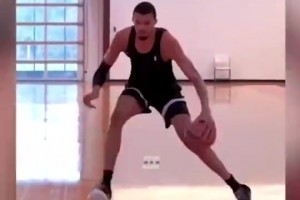 文班这一个回合让我看到三个超巨的影子！KD、字母哥、奥尼尔！