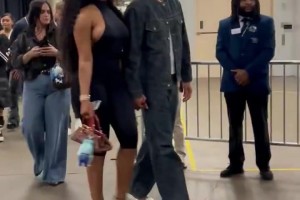 这身材确实夸张！🙊克莱赛后与女友马冬梅手牵手离场