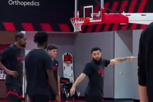 老将压阵！范弗利特回归训练馆，手把手指导谢泼德！