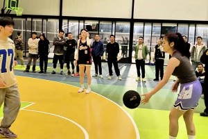 1v1这兄弟看似输实则赢麻！小姐姐捂住胸部：你往哪打呢？