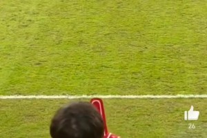 太过分了！蓉城球迷对着阿奇姆彭大喊“黑鬼”+学猴子叫😡