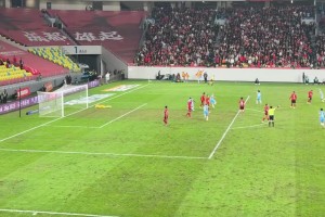 十分炸裂！现场球迷实拍何超飞火流星破门😱