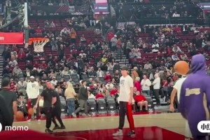 含情脉脉！孔德在和中国女主持学中文时一直看着对方~