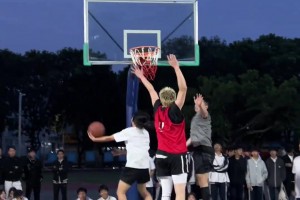 这熟悉的弯腰捡手机！名场面：卡卡是怎么祝好朋友生日快乐的？