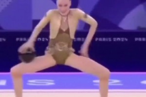 中学师生篮球赛上，56岁数学老师盲投进球实现绝杀，全场沸腾！