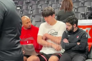 英语进步很快！杨瀚森赛前与助教无障碍沟通，无需翻译陪同~